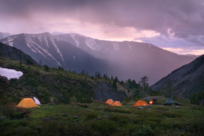 горы, алтай, пейзаж, закат, гроза, лагерь, палатки Вечер на кедровых стоянках фото превью
