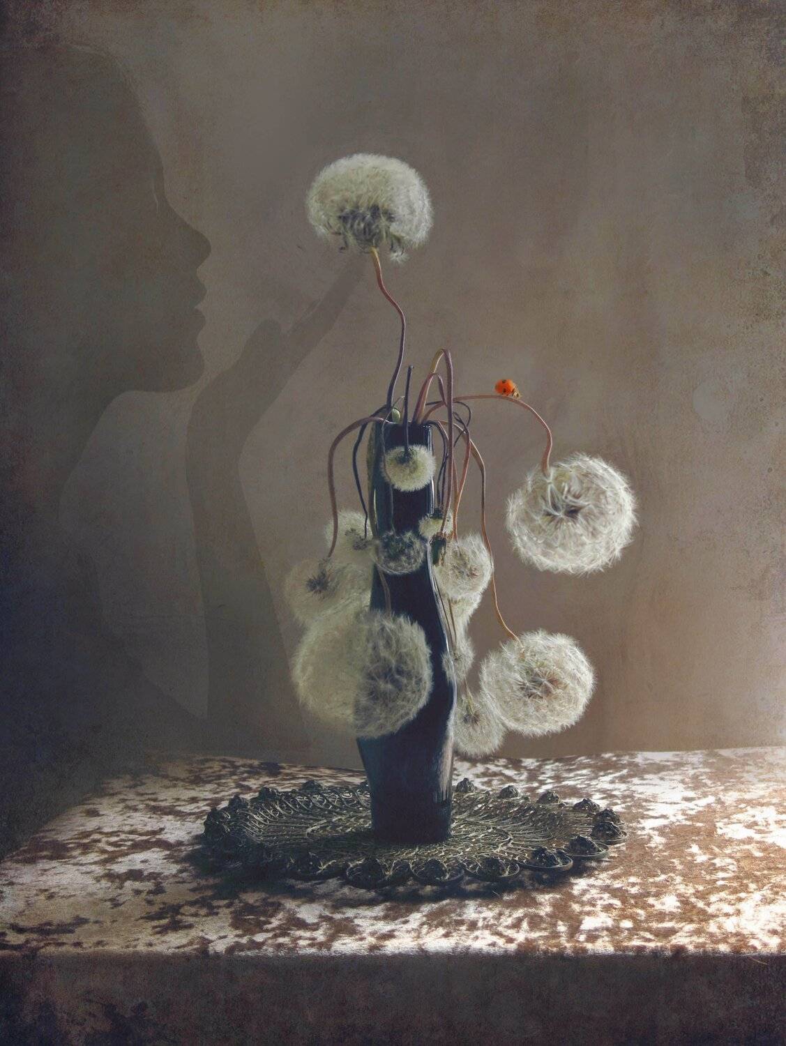 натюрморт, цветок, одуванчики, божья коровка, ваза, поднос, стол, Елена Лысенко