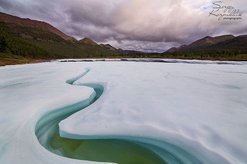 В ледовых меандрах.