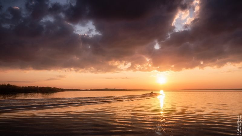 солнце, облака, река, закат, кама, березники, пермский край Золотой закат фото превью