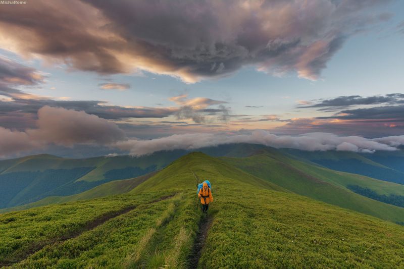 On the mountain ridge фото превью