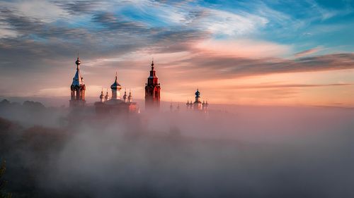 Туманное утро в старом городке