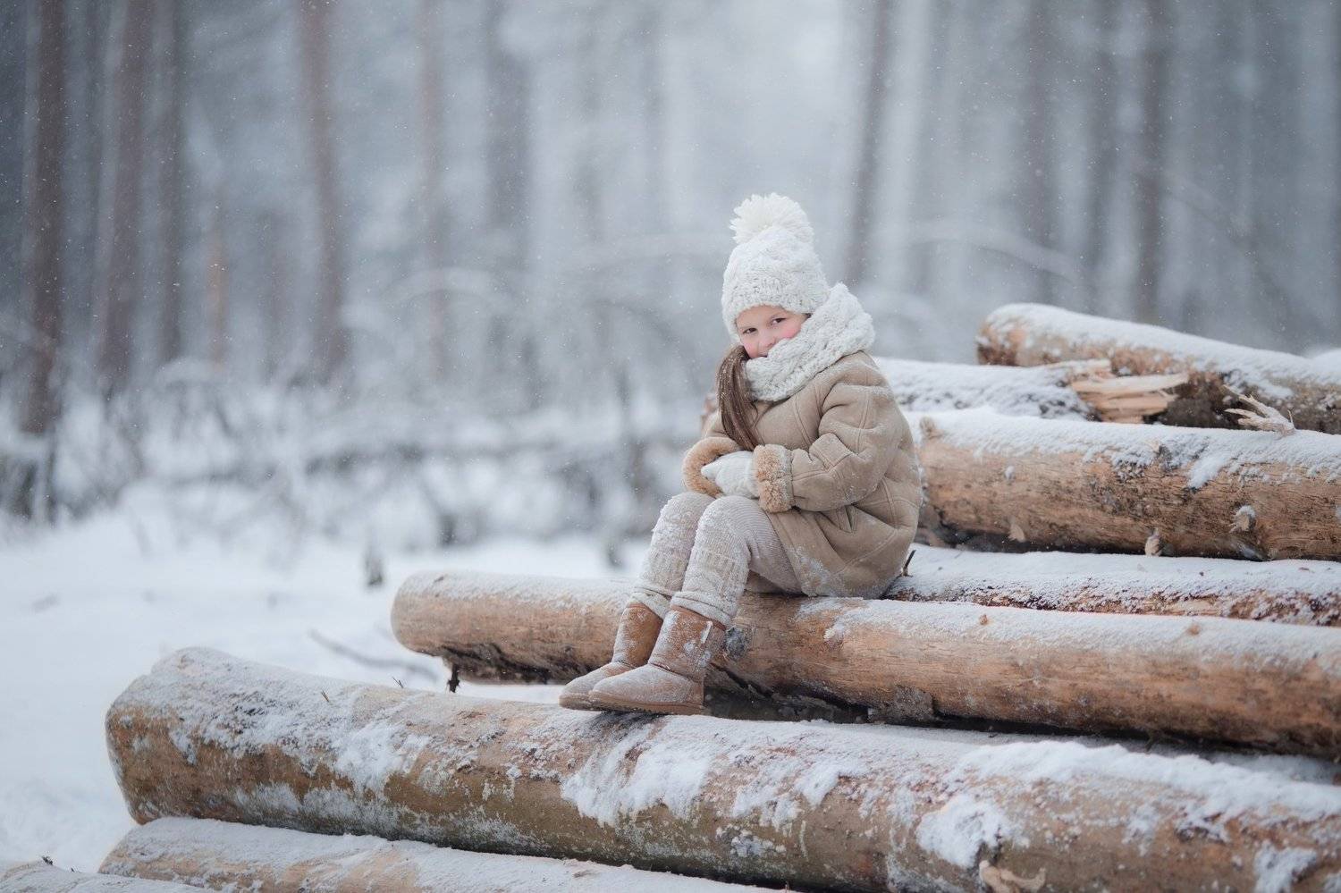 девочка, лес, снег, зима, бревна, сосны, деревья, белый, Юлия Дурова