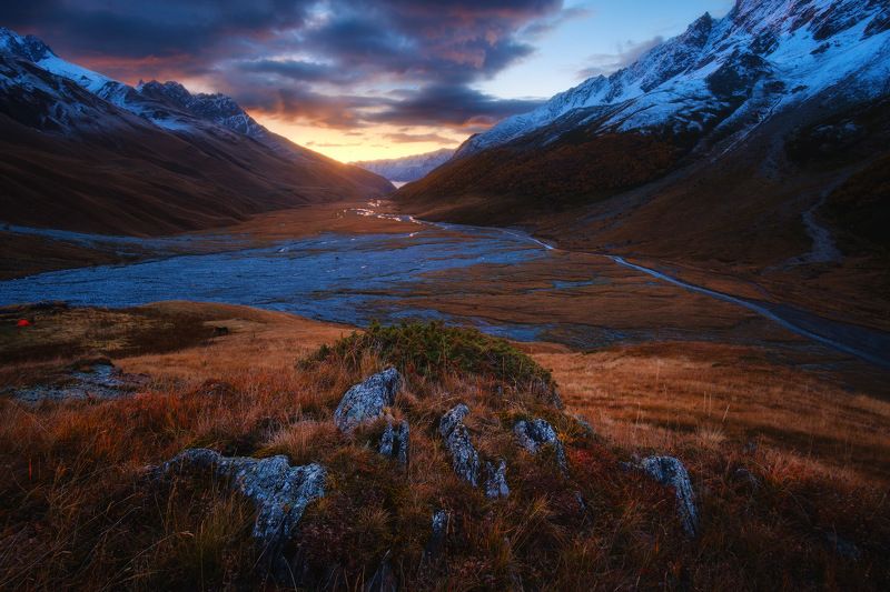 россия, кавказ, северная осетия, горы, ущелье, дигория, рассвет, сумерки, природа, хребет, скалы, небо, река, ледник, болото Осенняя Дигория фото превью