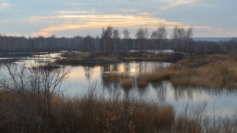 дымка, холод, озеро, тонкий лёд, отражение, солнечный свет, ноябрь Предзимье фото превью