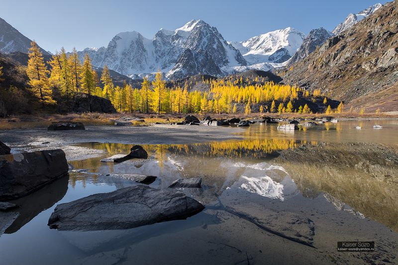 россия, алтай, горный алтай, шавлинские озера, вершины, снег, отражение лиственницы, золотая осень Рождественский торт со свечками фото превью