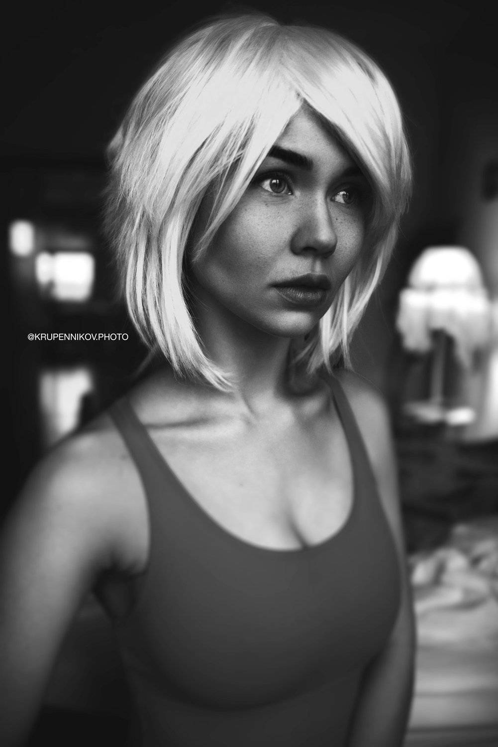 девушка, естественный свет, комната, кровать, торшер, парик, взгляд, портрет, глаза, чб, боди, Петр Крупенников