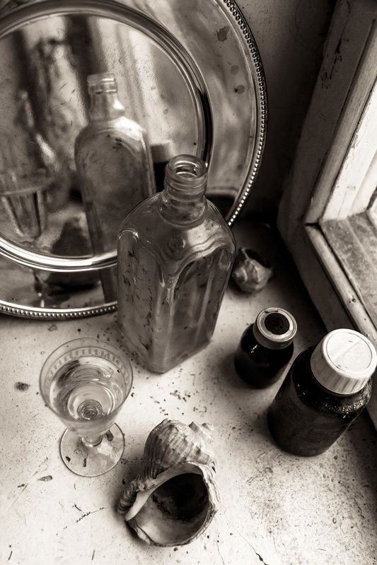 натюрморт, стекло, подоконник, окно, осень, монохром Смеркалось у осеннего окна фото превью