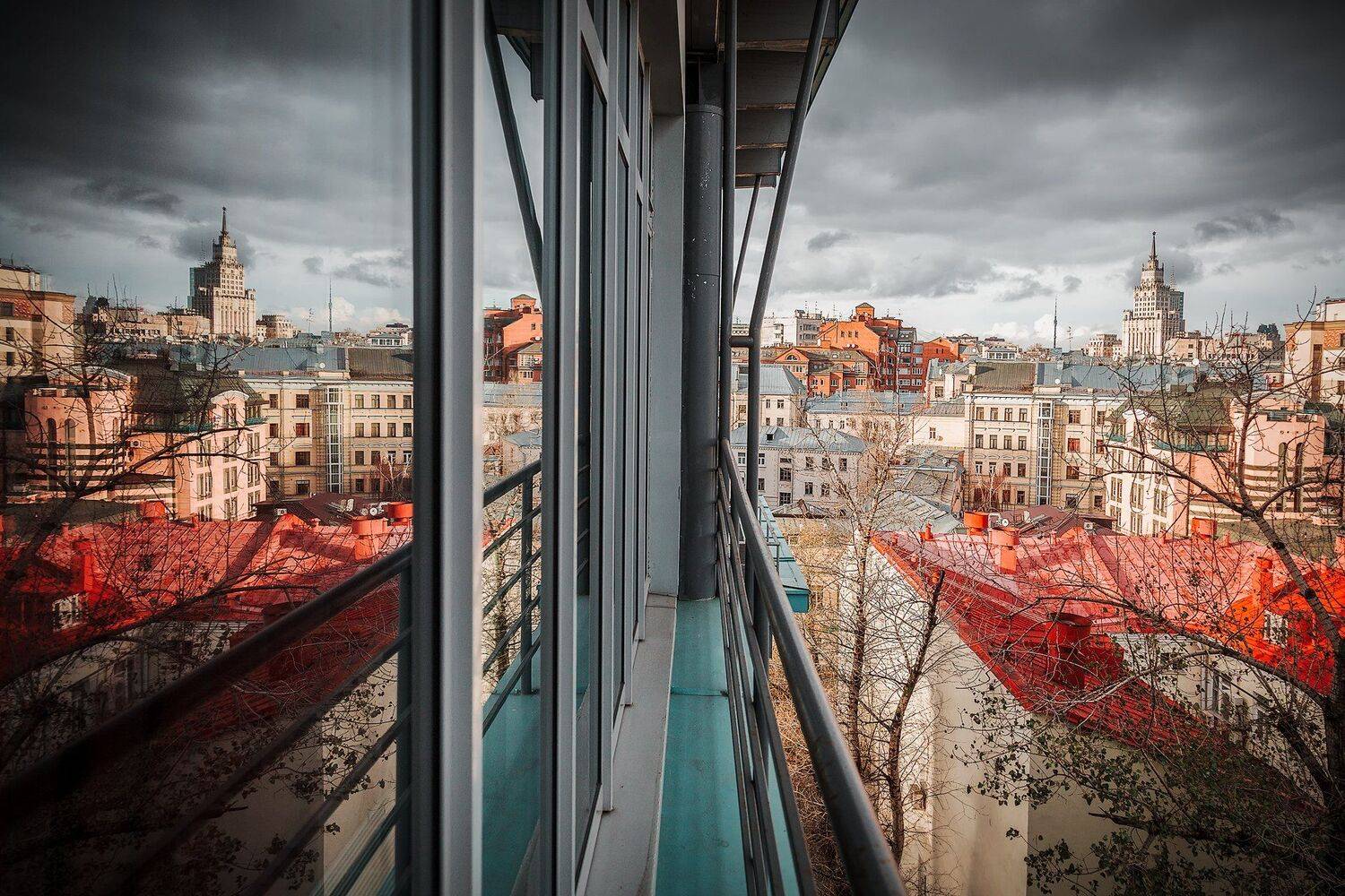 москва, крыши, свет, цвет, здания, осень, отражения, тучи, облака, солнце, гостиница, Андрей Огнев