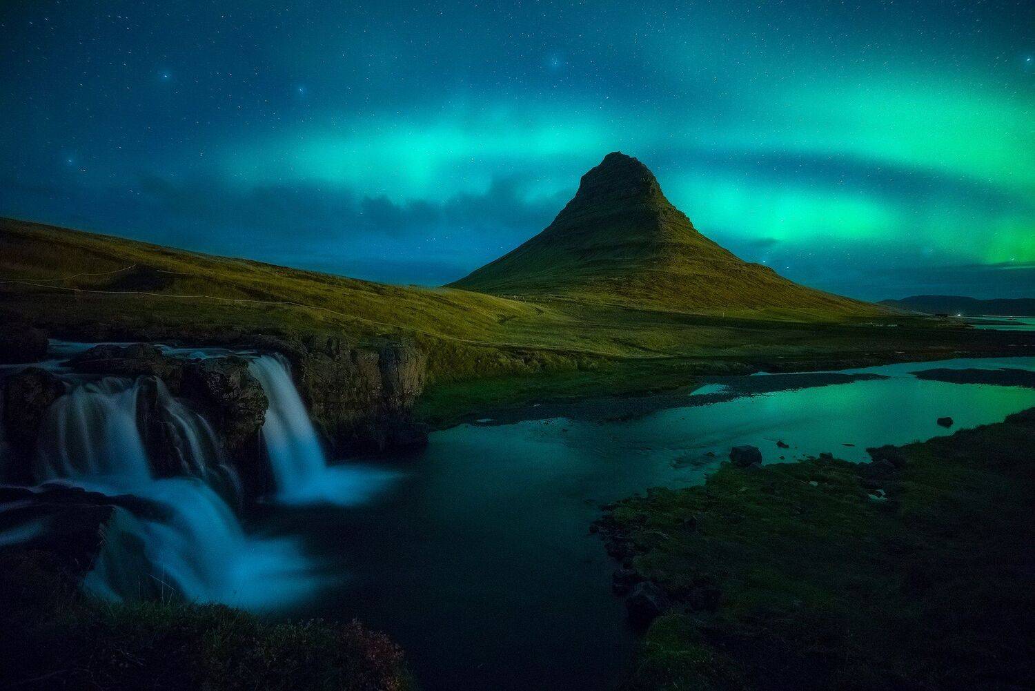 kirkjufellfoss iceland aurora borealis night landscape , Roberto Pavic