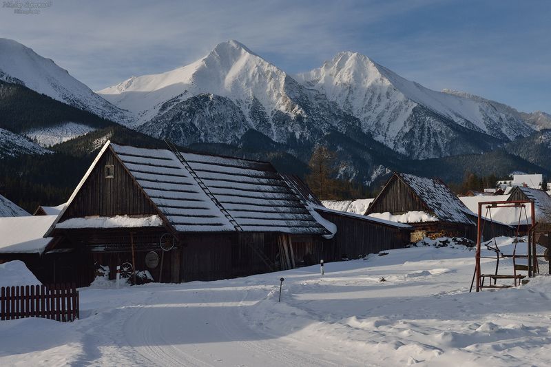 татры, белянские татры, высокие татры, зимние татры, зима, зимний пейзаж, горы, утро, вершины, европа, словакия, польша, деревянные дома, деревянная архитектура, традиционная архитектура, tatry Доминантные вершины Белянских Татр зимним утром фото превью