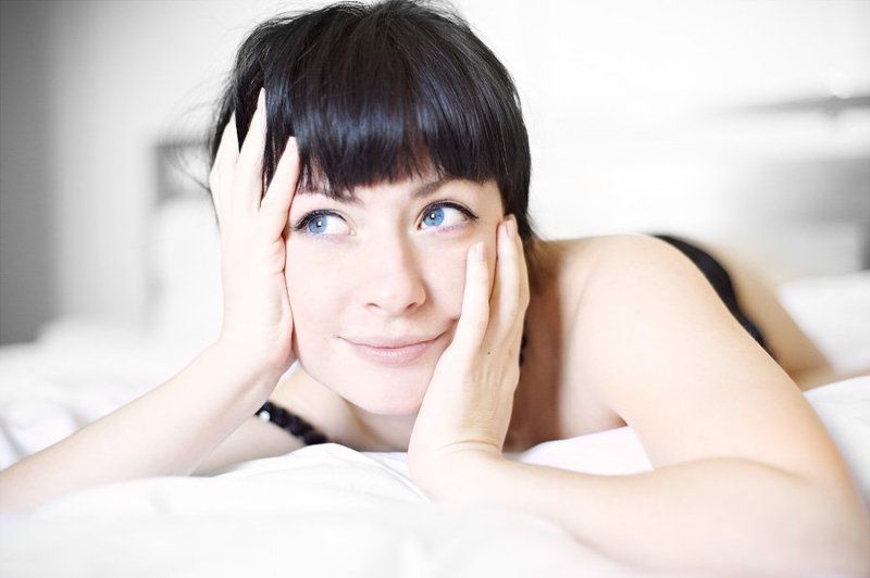 глаза, кровать, постель, простынь, дома, руки, портрет, ирландия Когда не хватает мундштука... фото превью