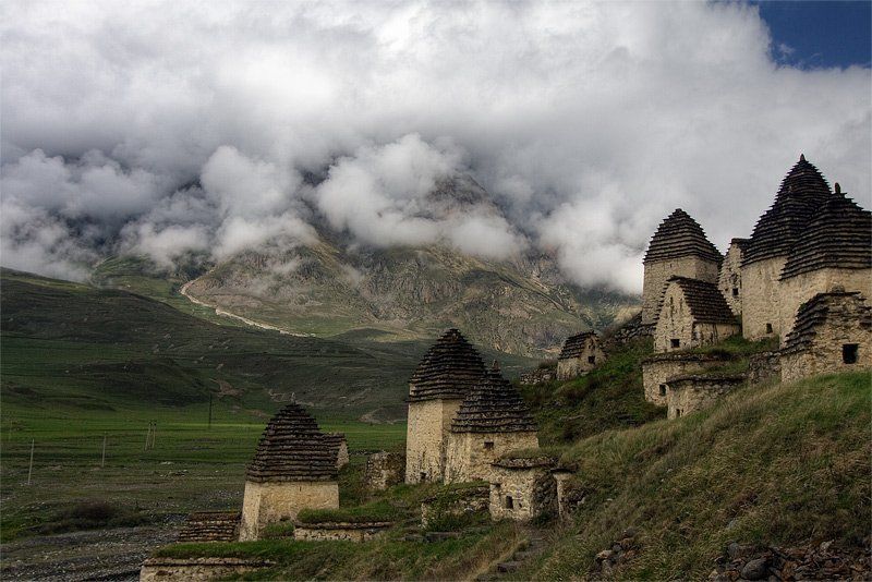 даргавс, осетия, родовой склеп, город мертвых, кавказ, горы Даргавс фото превью
