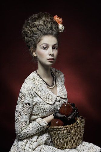 Девушка с яблоками