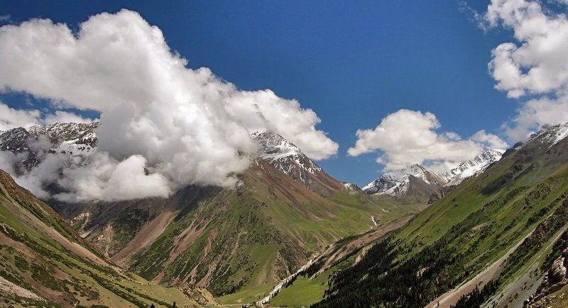 киргизия, тянь-шань, горы зацепилась тучка... фото превью