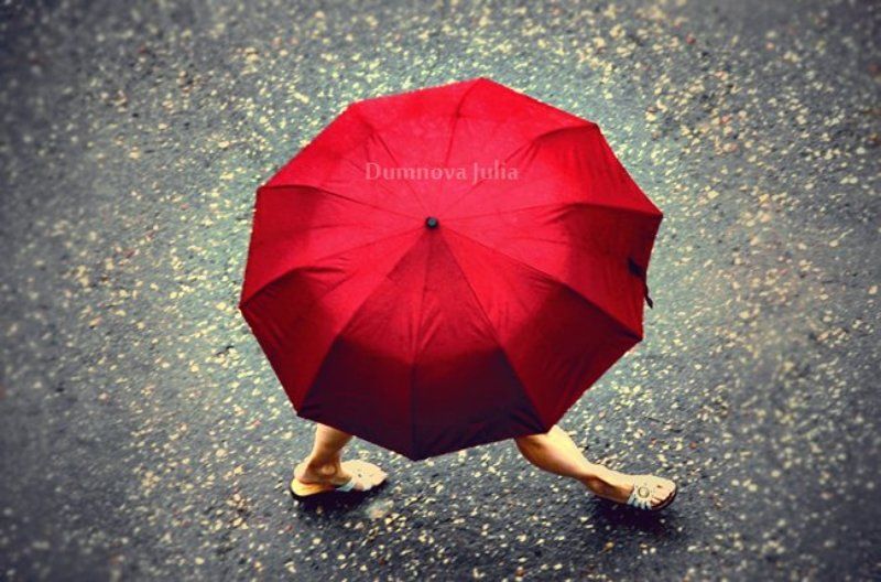 walking red umbrella фото превью