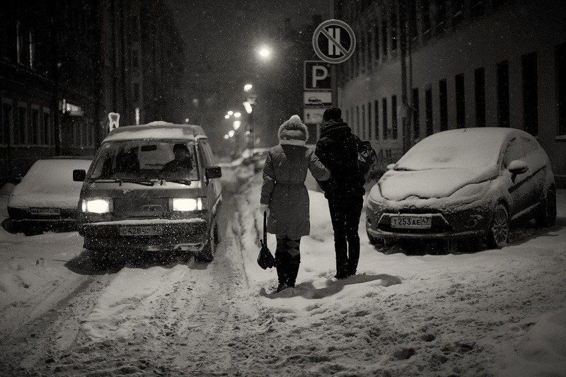 город, россия, санкт-петербург, улица, ночь, дом, здание, дорога, автомобиль, свет, снег, снегопад, метель, водитель, прохожий, девушка, ситуация, пропускает, dyadyavasya Когда остаётся одна дорога фото превью