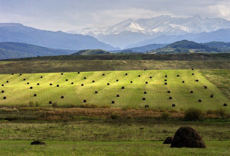горы, поля, стога \