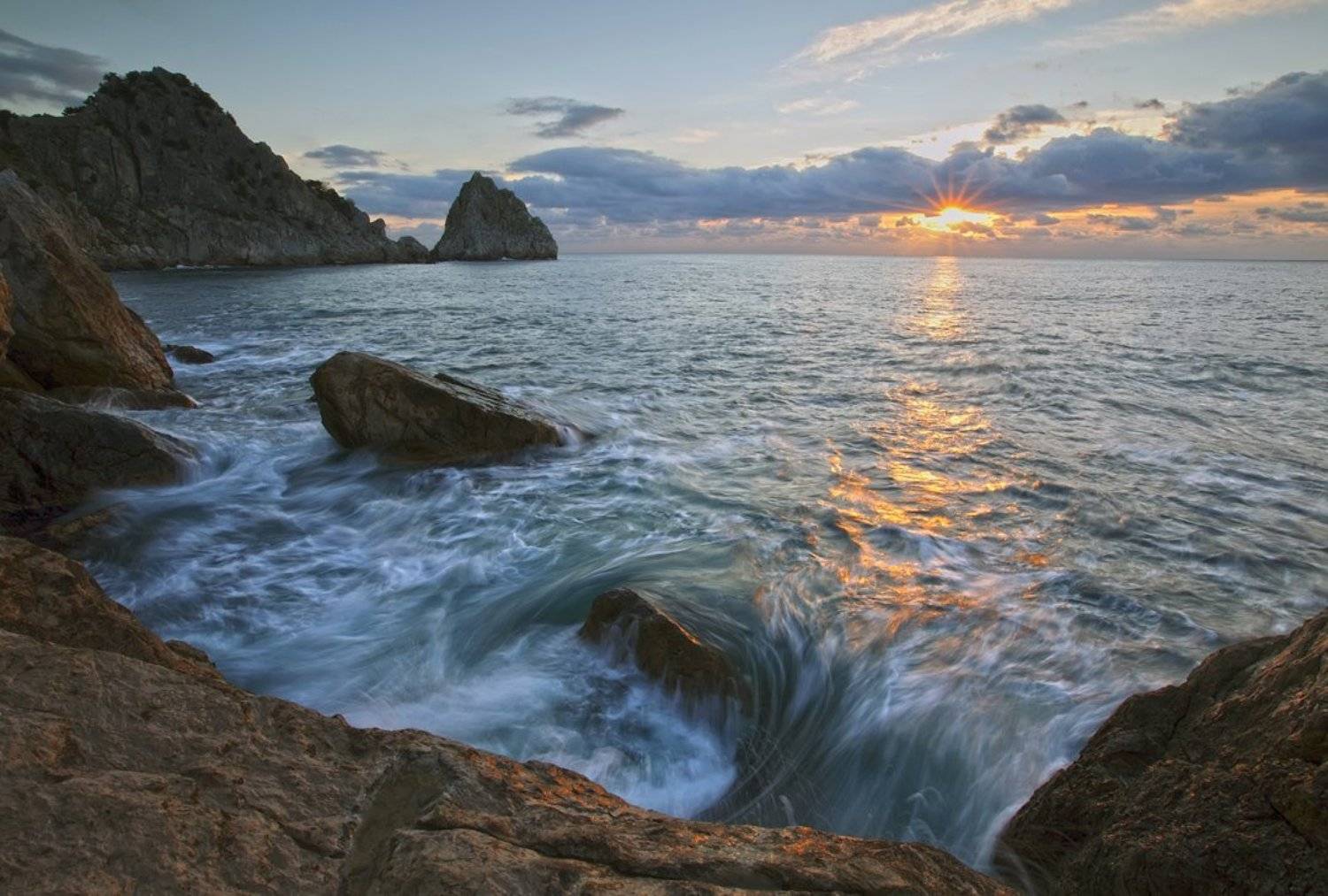 утро, крым, небо, облака, море, солце, свет, лучи, пейзаж, природа, берег, камни, скалы, волна, восход,, Сергей Шульга