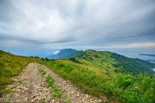 По дорожке не спеша.