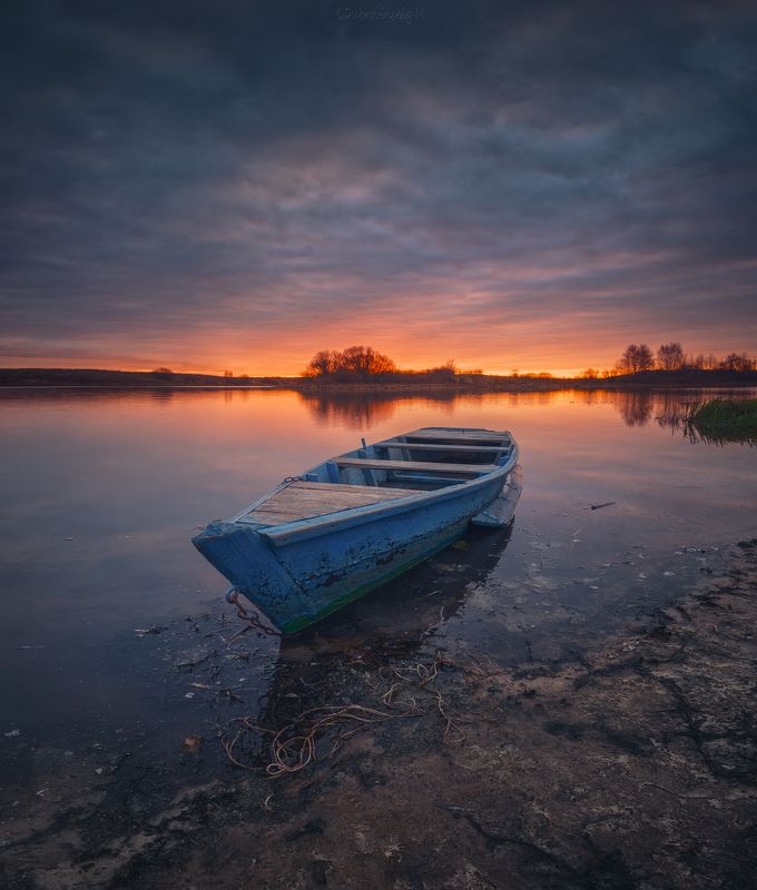 лодка, закат, осень, река, тырница Осенний закат фото превью