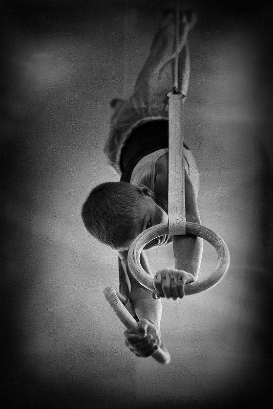 мальчик, гимнаст, тату, руки, напряжение, упражнение, спорт, кольца, гимнастика, выступление, соревнование Татьянин день фото превью