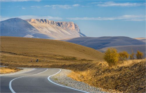 К менгирам.