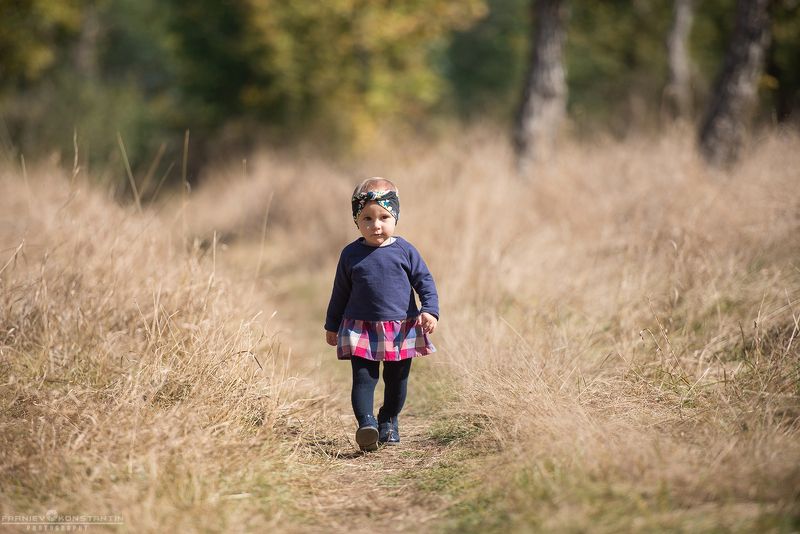 северная осетия, лес, тропинка, девочка, ребёнок,  Анна идёт по саванне  фото превью
