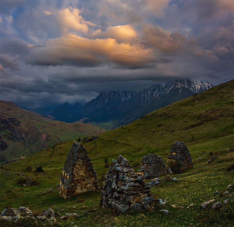 природа, пейзаж, кавказ, горы, весна, вечер, панорама, закат, солнце, небо, облака, свет Склепы фото превью