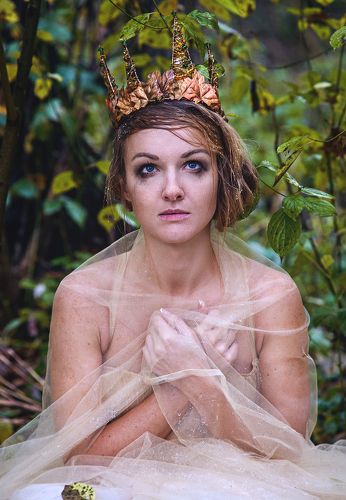 Заблудилась принцесса в лесу.