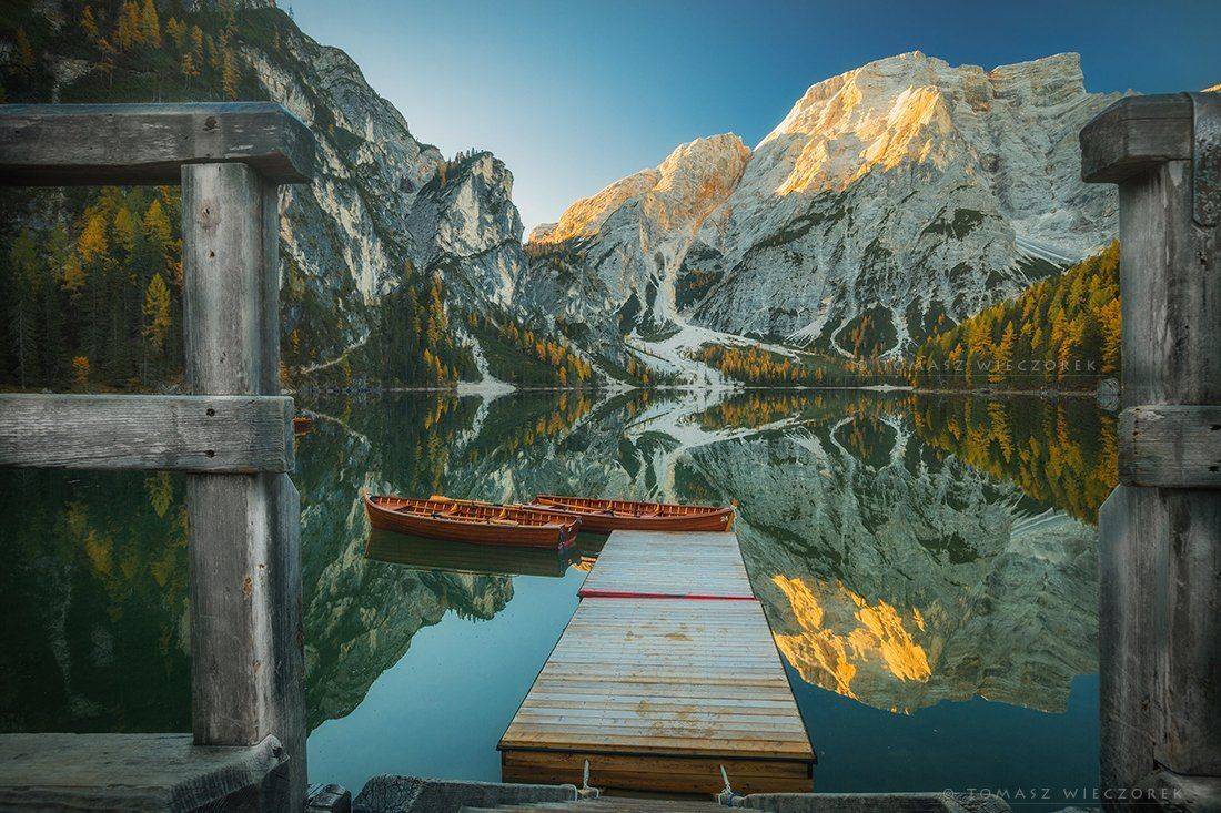 dolomities, dolomiti, mountains, italia, italy, sunset, sunrise, pond, reflection, light, red, orange, autumn, colours, lago, braies, lake, boat, Tomasz Wieczorek