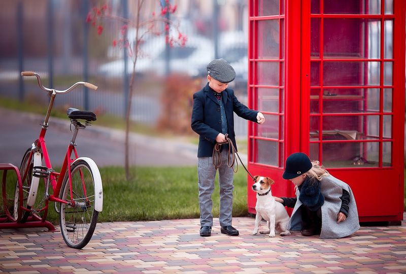 child, children, kids, детский фотограф, фото, фотография, детская фотография, постановочная фотография, красный цвет, колористика, девочка, мальчик, собака, ребенок, бейкер стрит Сыщики с Бейкер стрит фото превью