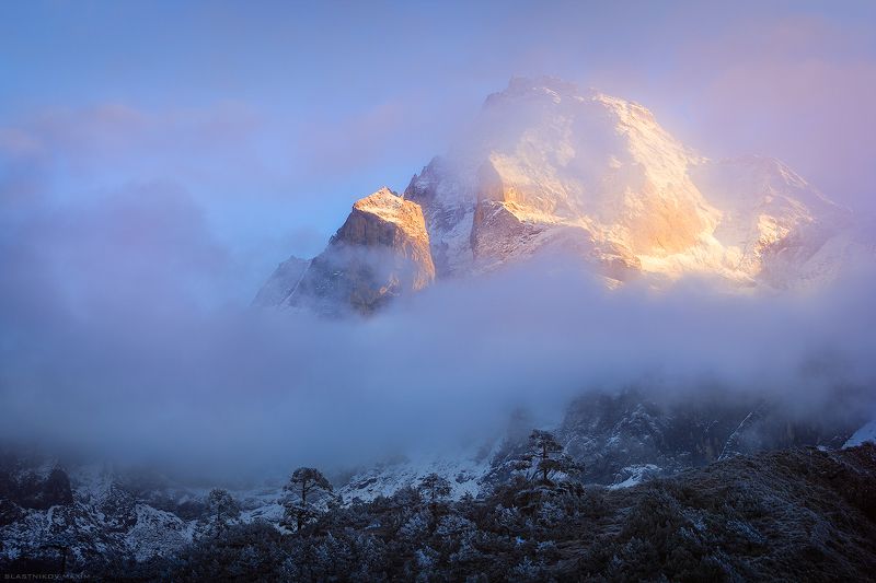 непал, горы, путешествия, облака, пик, свет, луч, высота, лес, ветер, свобода, гряда, плато, nepal, travel, trekking, explore, outdoor, sky, sun ,sunset, clouds, peak, mountains, sagarmatha, explore, outdoore, scenic, sun, snow, range Между мирами фото превью