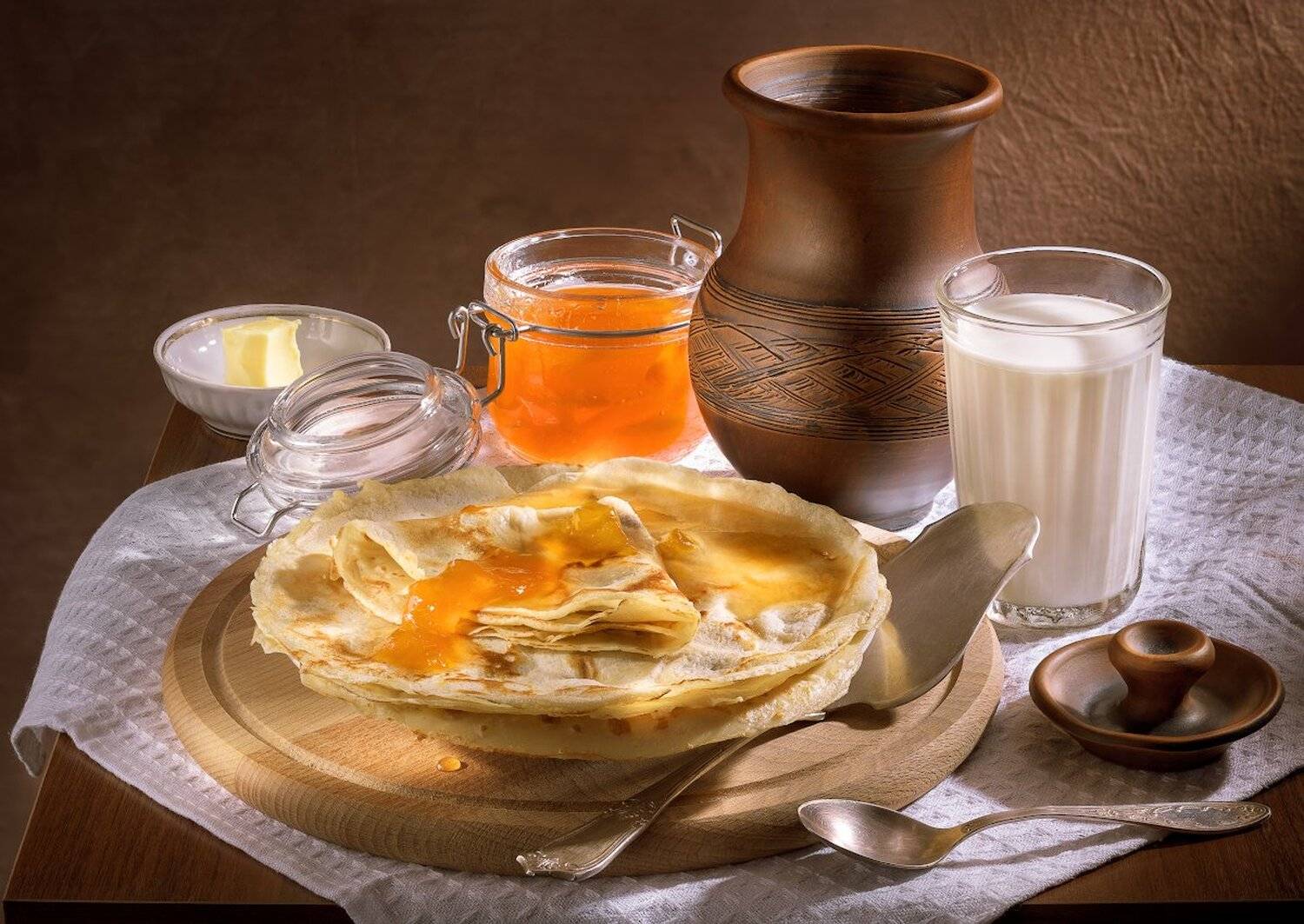 блины, персиковое варенье,гранёный стакан, кринка, лопатка, ложка, тёплый свет, натюрморт, масло, Tom Fincher