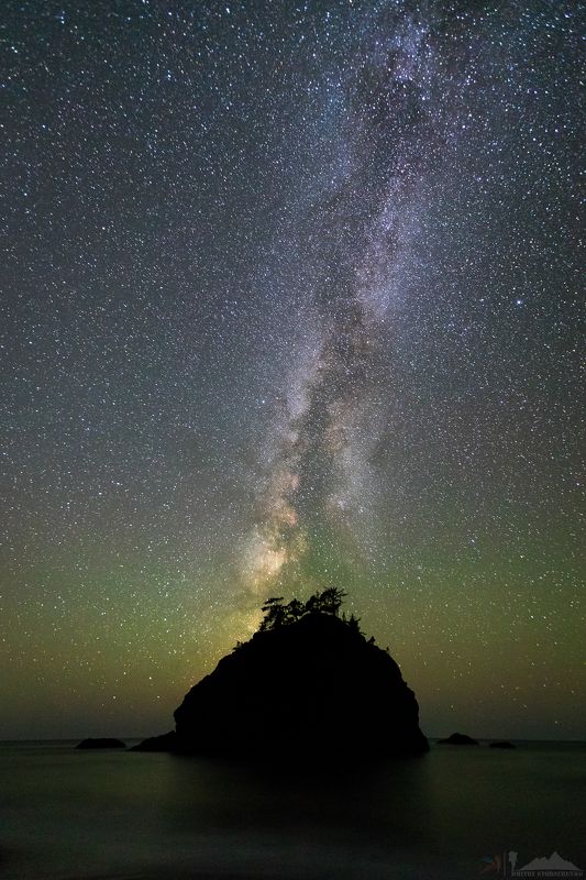 ночь, небо, звезды, океан, млечный путь, скала, галактика, ночное фото, красота, красиво Прекрасная звездная ночь фото превью