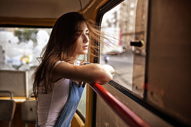 Девушка в трамвае фото превью