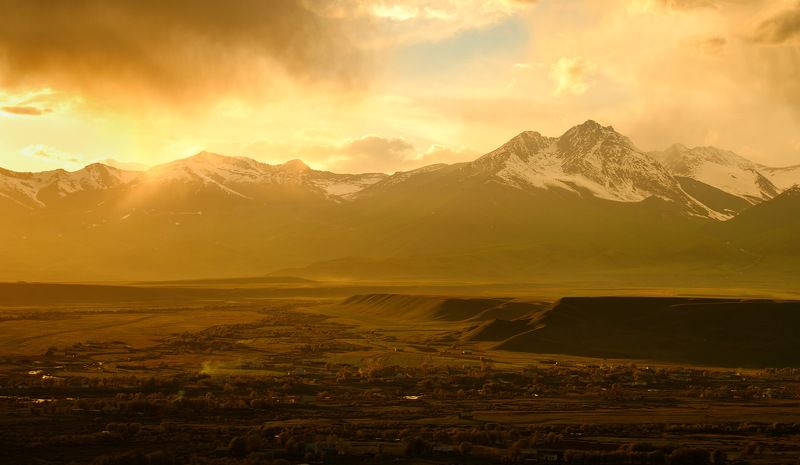 киргизия, азия, пейзаж, природа, весна, горы, ущелье, закат, долина, сырты, путешествие, плато, долина, хребет, снег Сказочная Киргизия фото превью