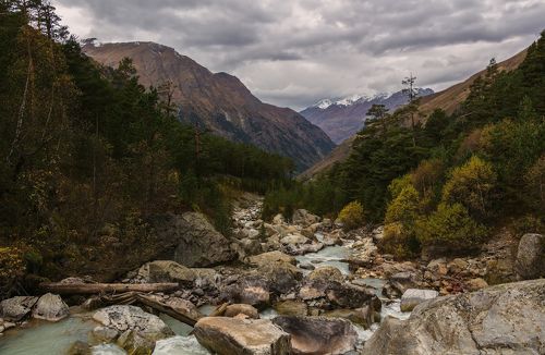 в плену осеннем шум воды смолкает...