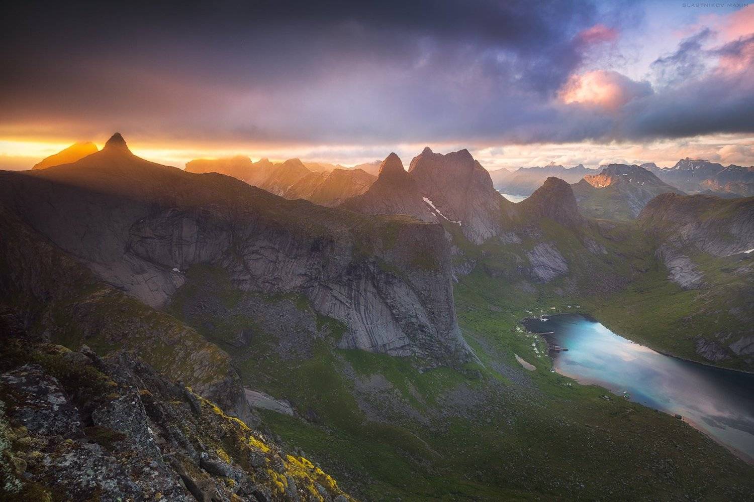 Норвегия, горы, скалы, холмы, луг, вода, залив, деревня, солнце, снег, закат, гряда, вершина, пик, обрыв, путешествия, ветер, облака, cloudy, sky, sunset, sunrise, explore, outdoor, travel, trekking, Norway, lake, peak, mountains, range, lines, light, clo, Максим Сластников