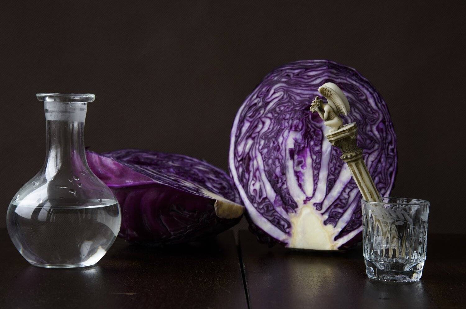 красная капуста, горгулья, химера, графин, графин с водкой, осень, натюрморт с красной капустой, Svetlana Khromova