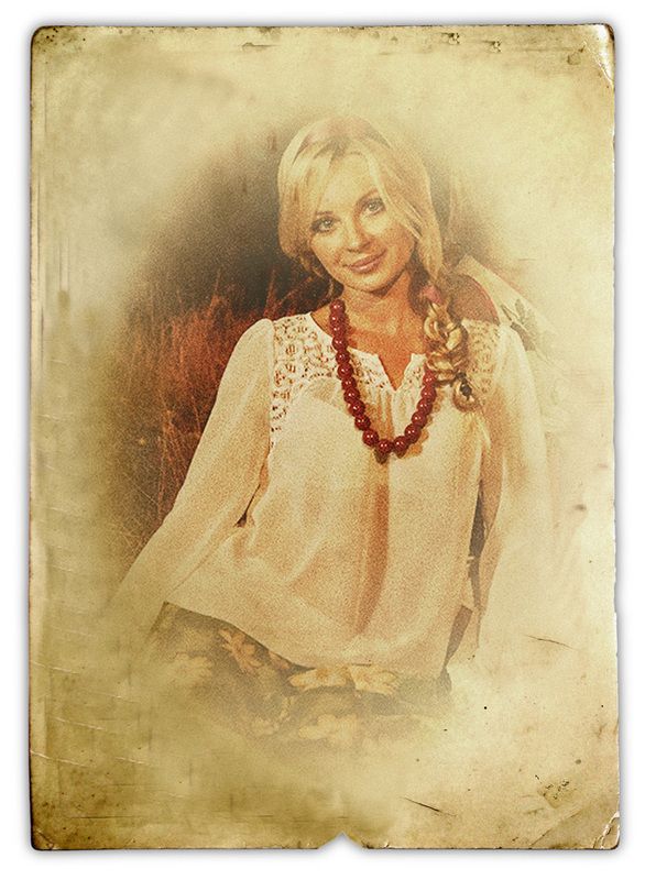 Girl with red beads фото превью