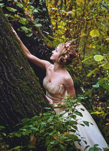 На полянке землянка ужасная.....