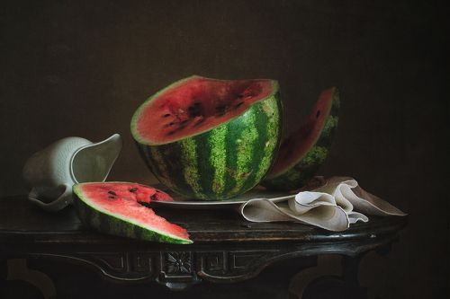 С арбузом и белым кувшином