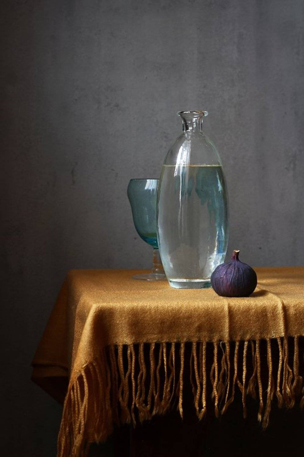 натюрморт, инжир, графин,  голубой бокал, желтая шаль, Курочкина Диана