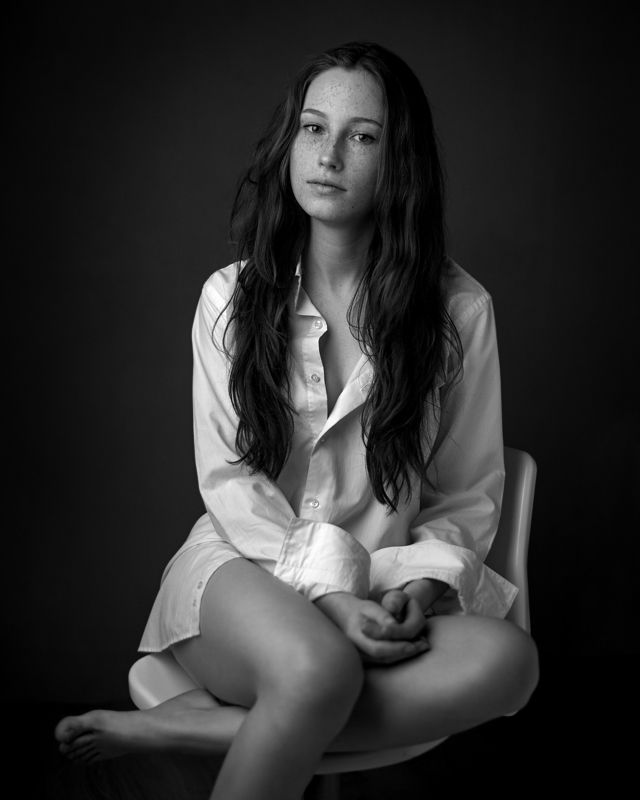 низкий ключ, веснушки, черно-белое, чб, портет, молодая модель, белая рубашка, свет Александра фото превью