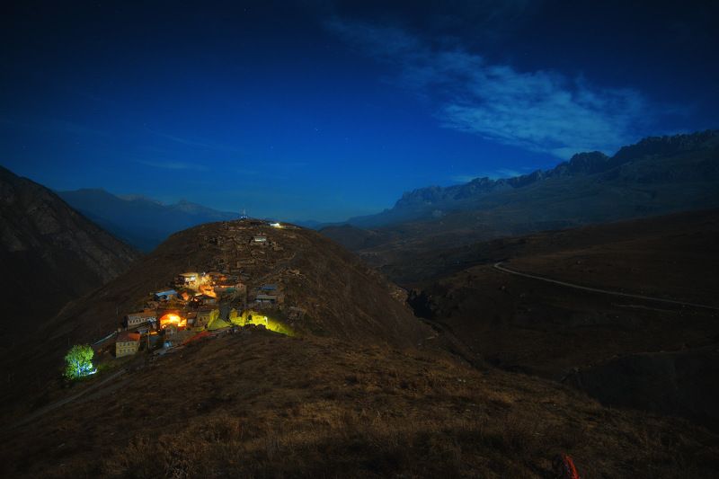 россия, кавказ, северная осетия, горы, ущелье, дигория, ночь, сумерки, природа, хребет, скалы, небо, село, дорога Ночная Дигория фото превью