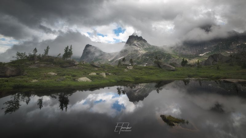 ергаки, озеро, погода, тучи, облака, лес, деревья, отражение, парабола, сибирь, красноярск, саяны, западный сан, горы Пасмурное утро на озере Ласточка фото превью