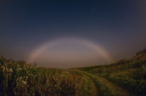 Лунная туманная радуга