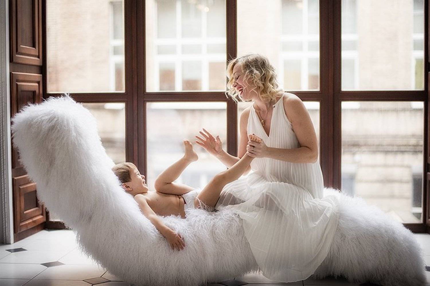 утро, мать, дитя, малыш, ребенок, мальчик, мама, нежность, радость, чувства, эмоции, дом, белый, окно, Елена Успенская