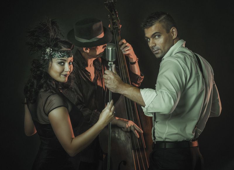 джаз, цвет, монохром, музыка, великая депрессия, гламур, 30-е, красота, девушка, перья, одежда, головной убор, контрабас, микрофон, музыкант, певец, певица, соул, блюз, сухой закон, шляпа, сцена, пение «В джазе». День 1 фото превью